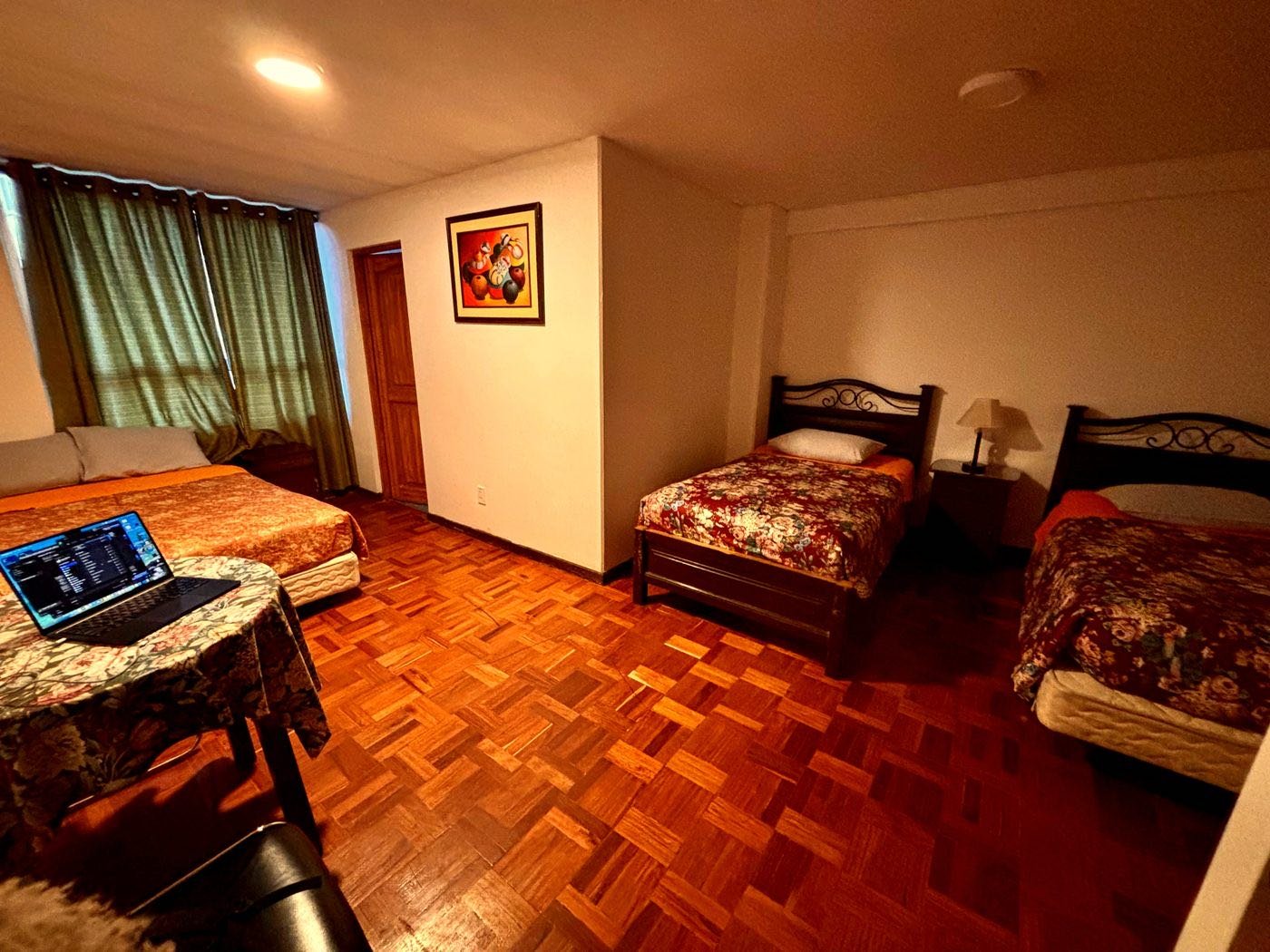 Habitación cuádruple con cama matrimonial, Hotel Berlina La Paz